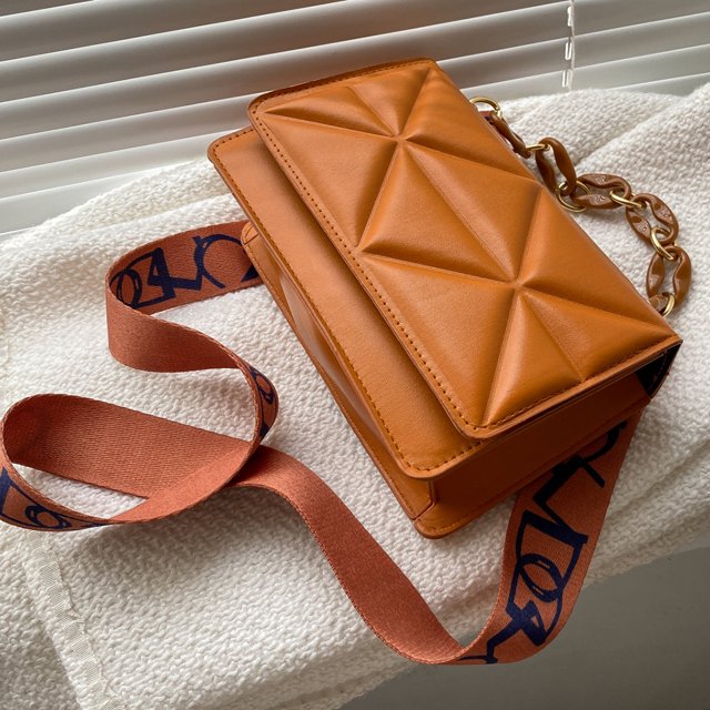 Nelda | Trendy Gewatteerde Schoudertas